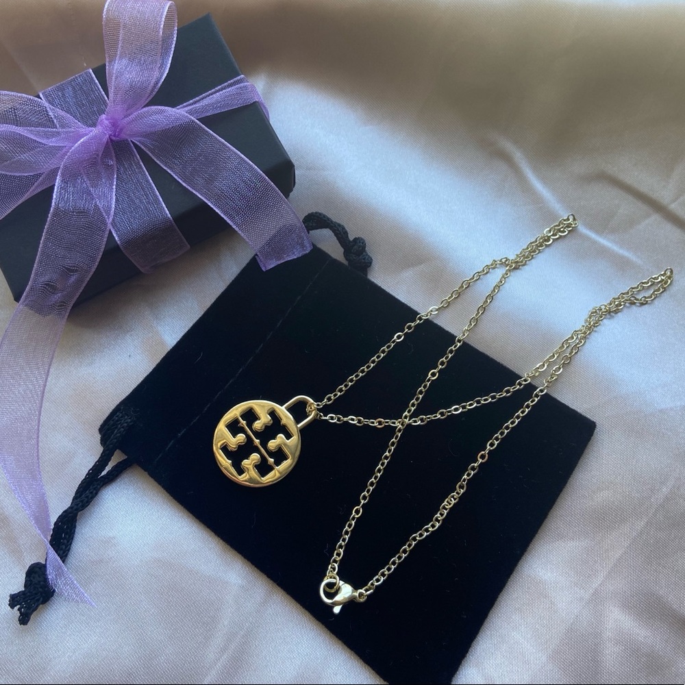 Authentic Tory Burch Logo Charm 18” Gold Plated Necklace - Picture 12 of 12